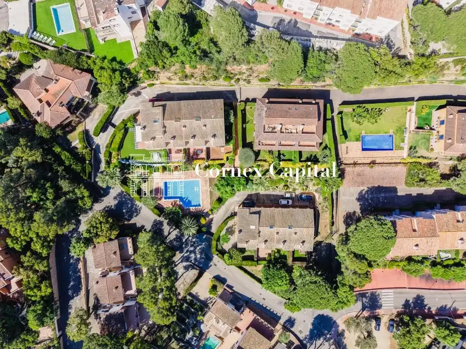 Vista exterior de Casa adosada en venda en Palafrugell amb Aire condicionat, Calefacció i Jardí privat