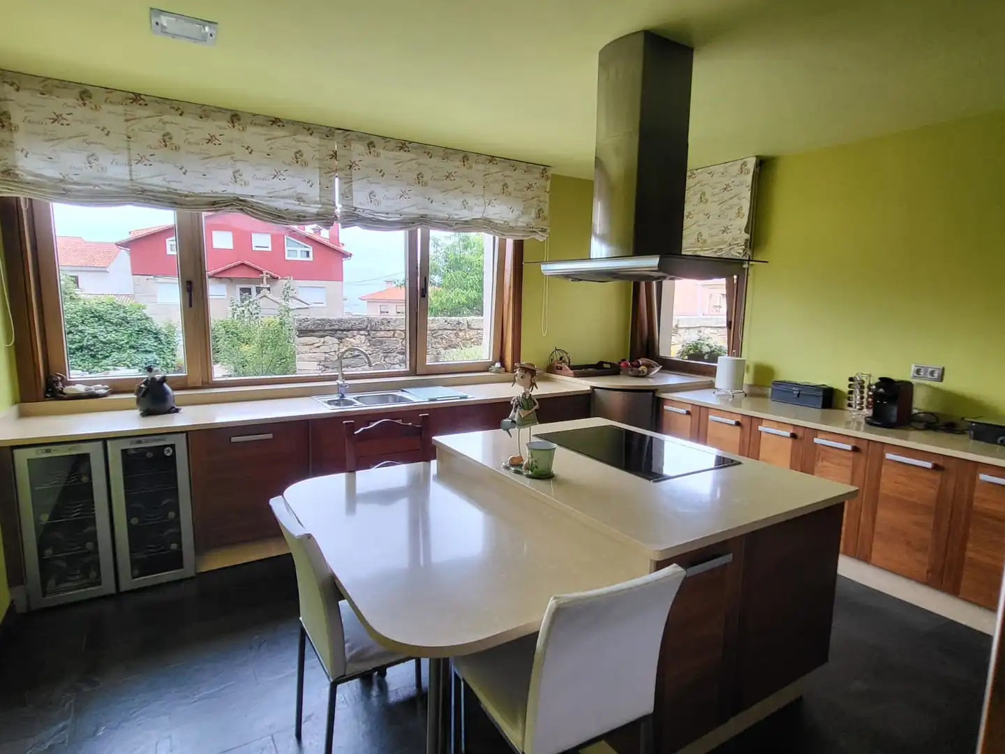 Cuina de Casa o xalet en venda en Nigrán amb Aire condicionat, Calefacció i Jardí privat