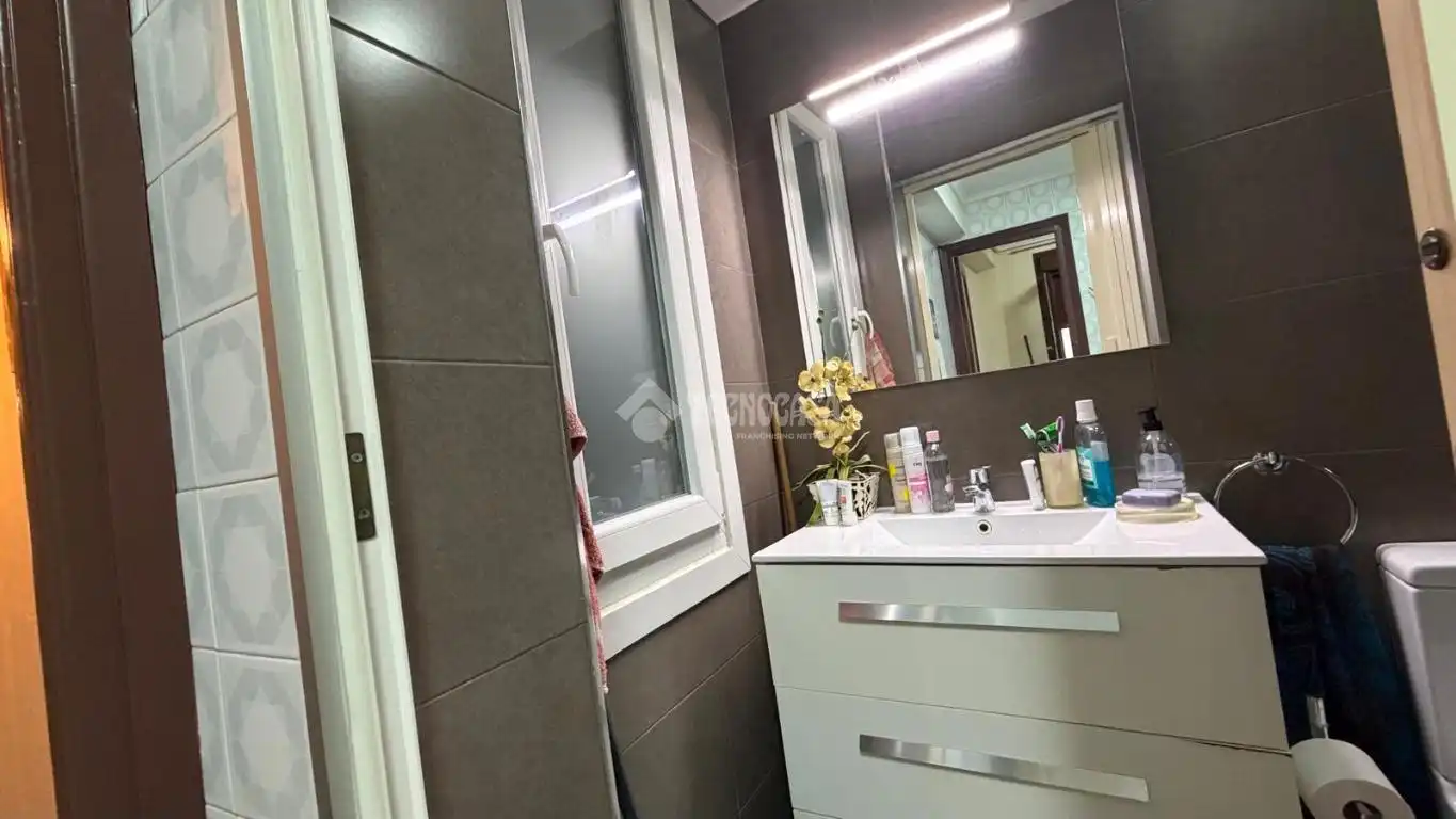 Bathroom of Flat for sale in Bilbao   with Parquet flooring and Balcony