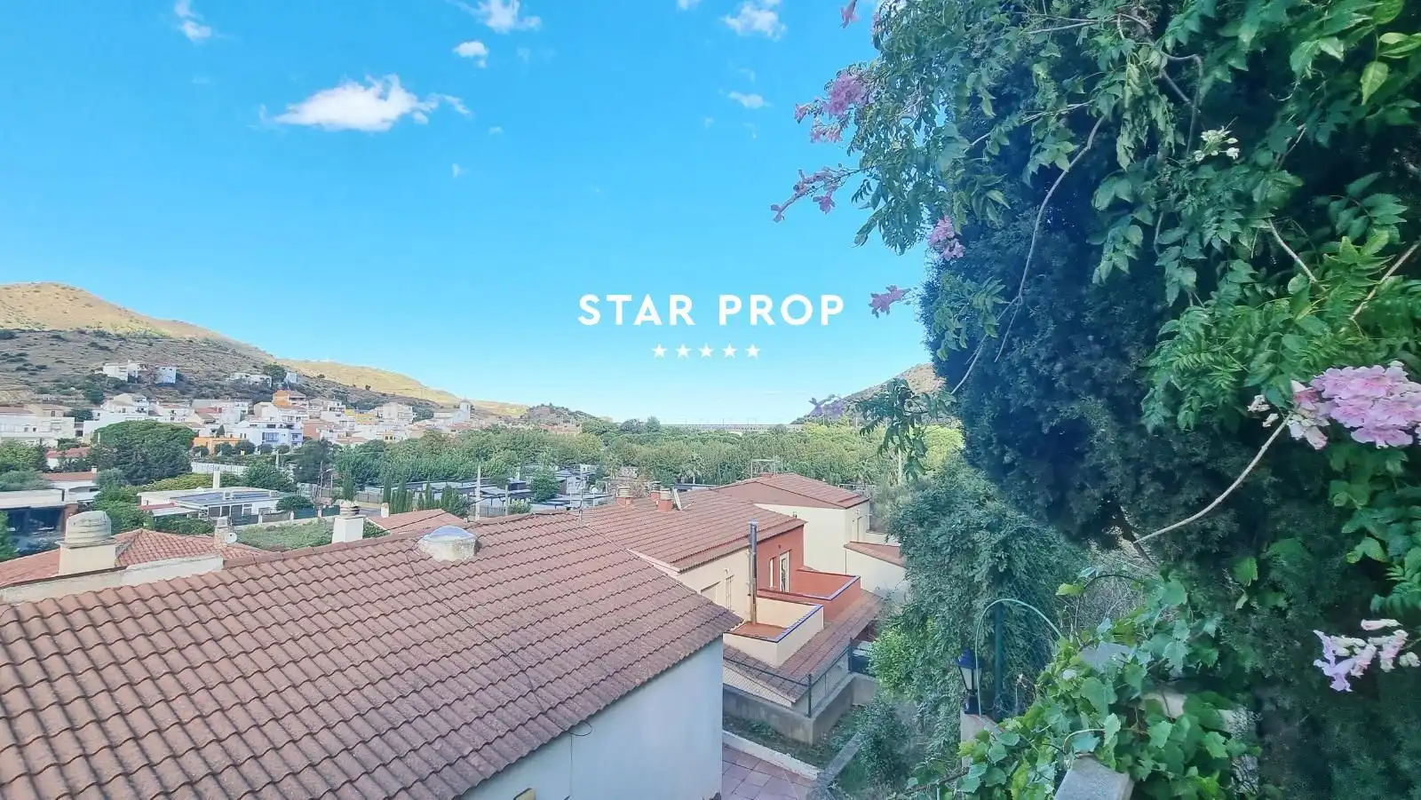 Vista exterior de Àtic en venda en Colera amb Jardí privat, Terrassa i Traster