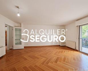 Sala d'estar de Pis de lloguer en  Madrid Capital amb Calefacció, Terrassa i Piscina