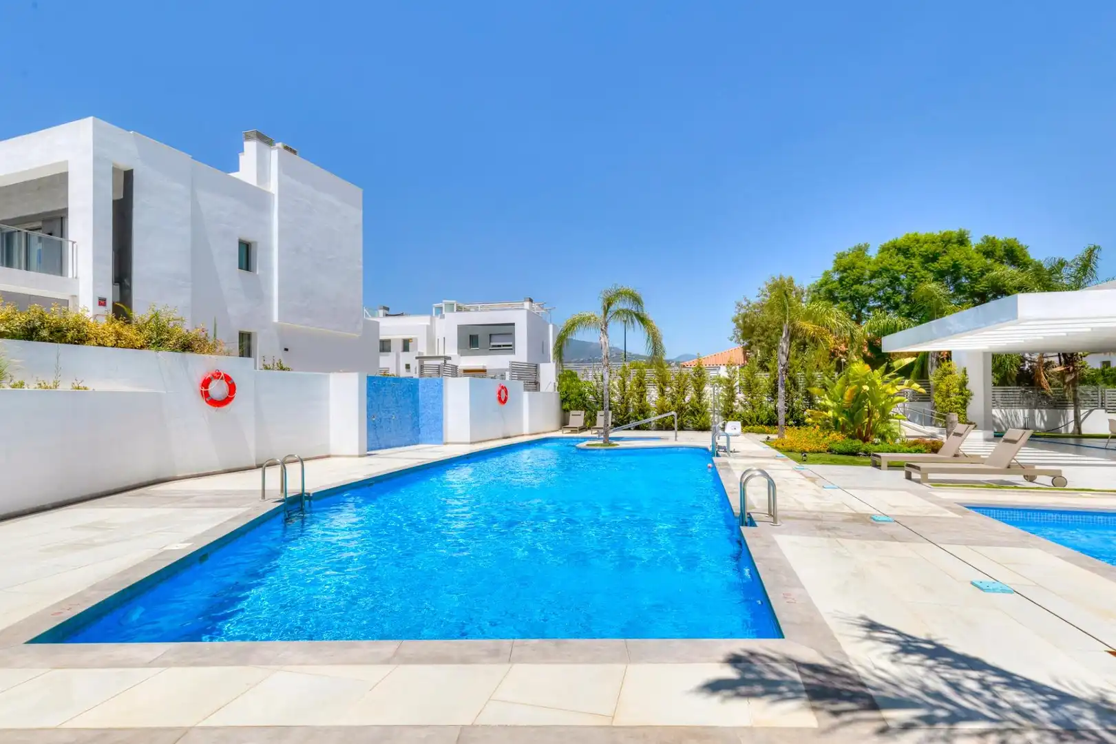 Piscina de Casa adosada en venta en Marbella con Aire acondicionado, Calefacción y Jardín privado