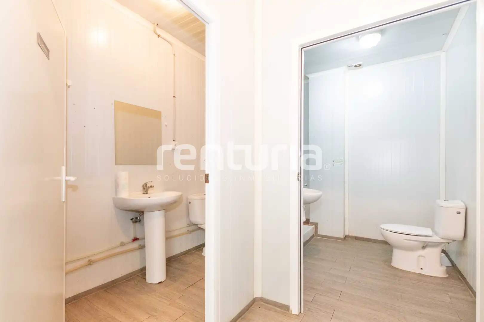 Baño de Local en venta en Valencia con Aire acondicionado y Amueblado
