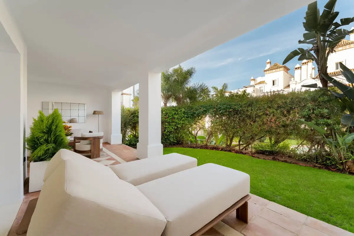 Terrasse von Erdgeschoss zum Verkauf in Marbella mit Klimaanlage, Privatgarten und Terrasse