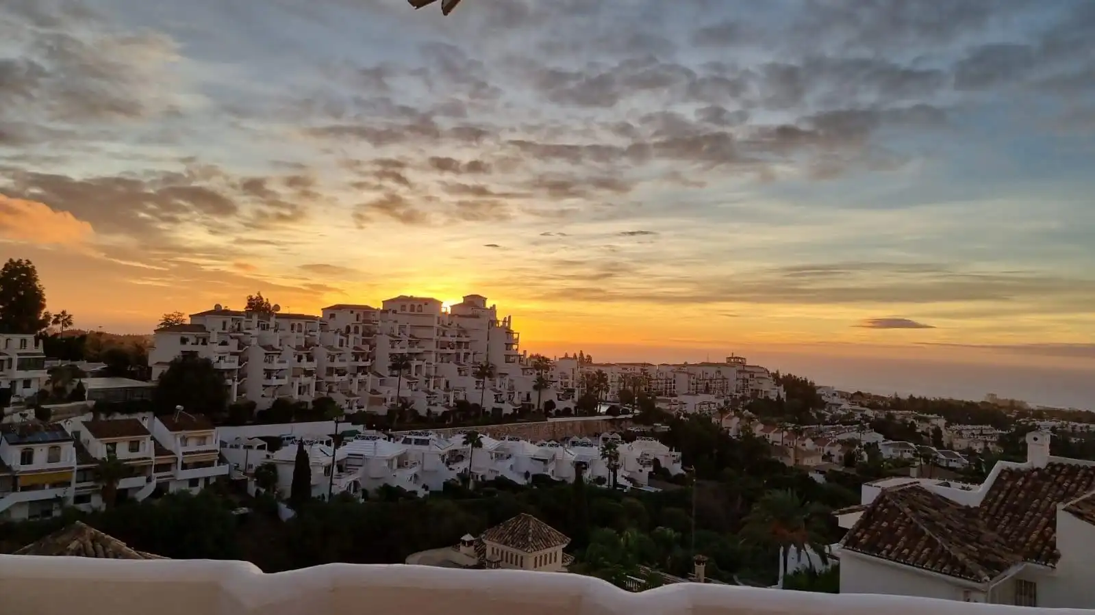 Vista exterior de Casa adosada en venda en Mijas amb Jardí privat, Terrassa i Traster