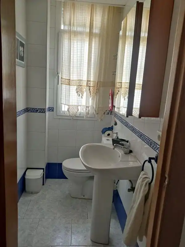 Badezimmer von Einfamilien-Reihenhaus zur Miete in Granada mit Klimaanlage, Privatgarten und Möbliert