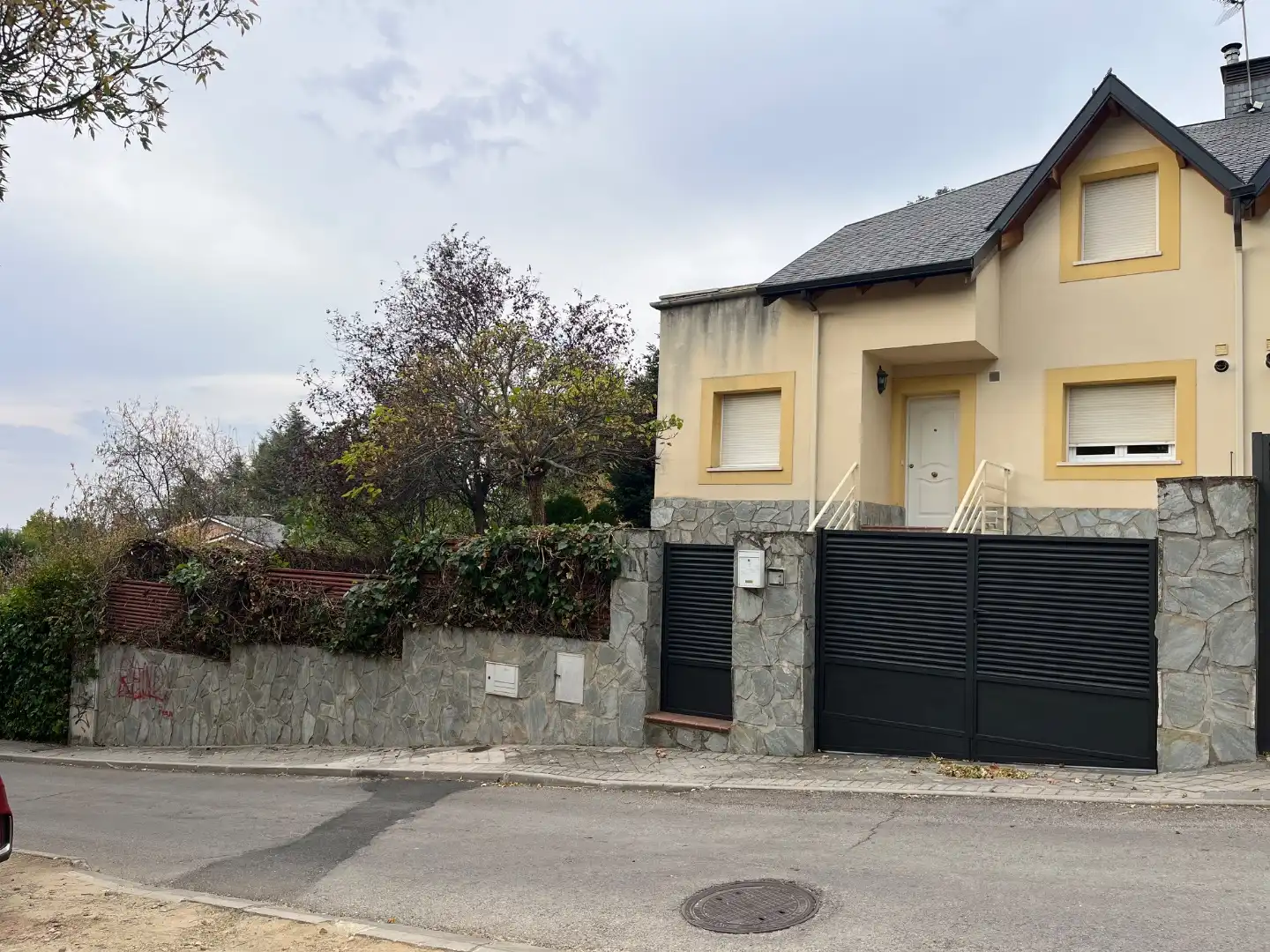 Vista exterior de Casa o xalet en venda en Miraflores de la Sierra amb Terrassa
