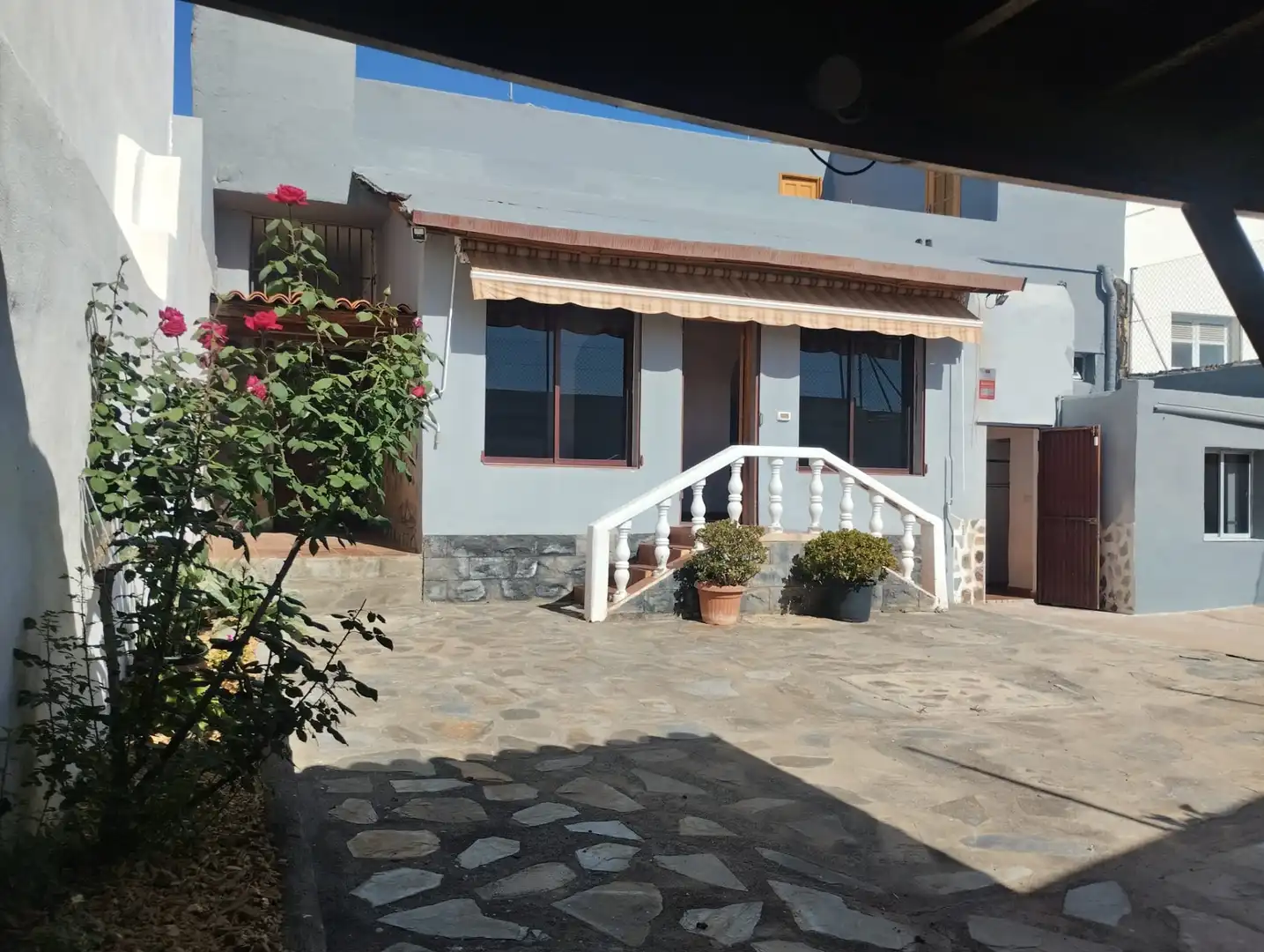 Außenansicht von Einfamilien-Reihenhaus zum Verkauf in Güímar mit Privatgarten, Terrasse und Abstellraum