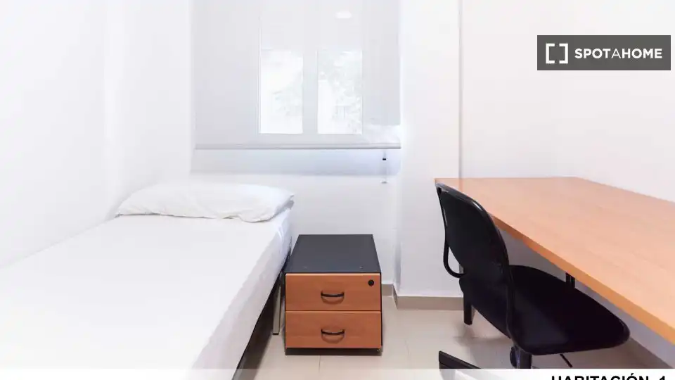 Bedroom of Flat for rent in Sevilla  with Air Conditioner, Heating and Furnished