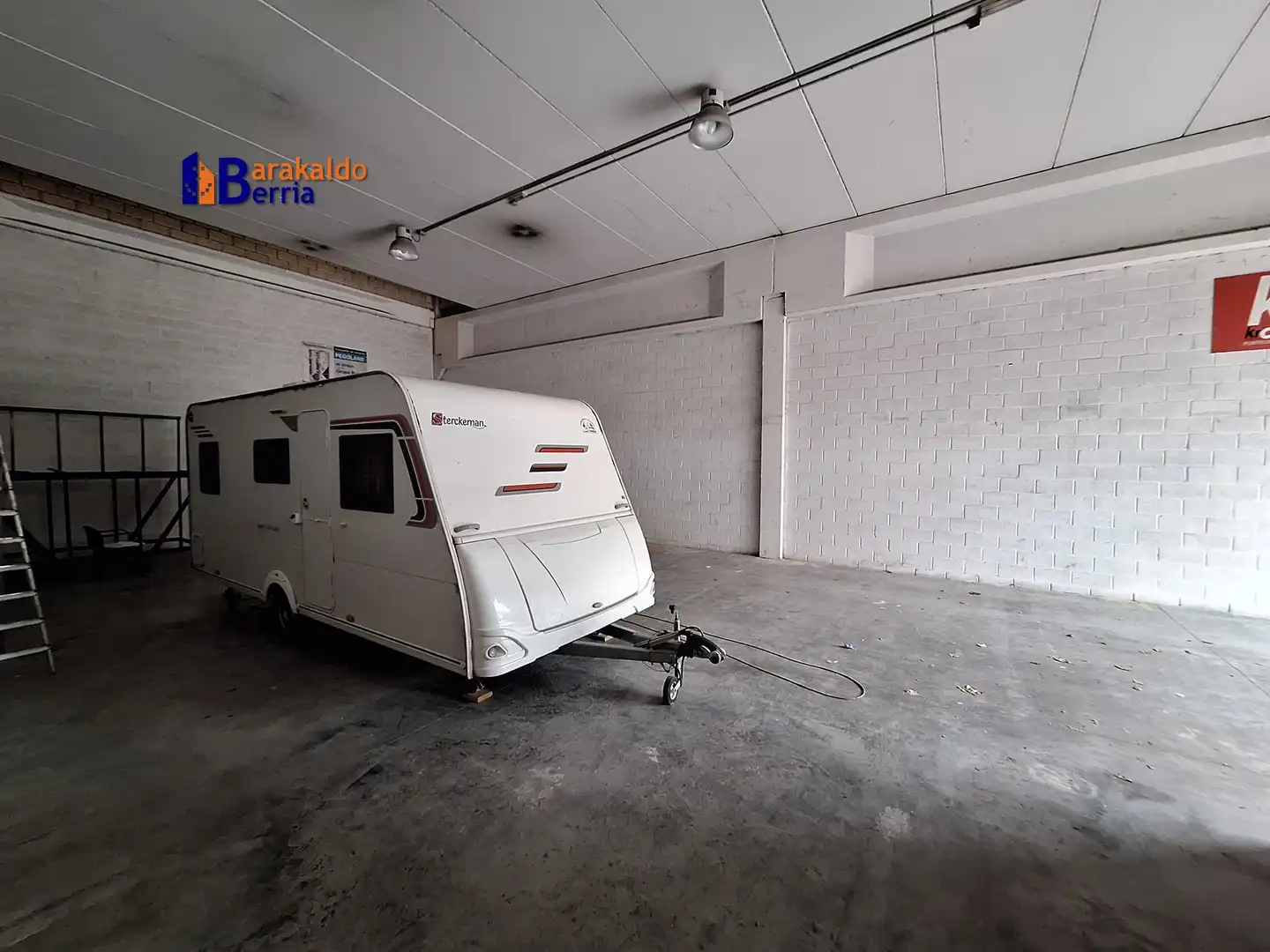 Parkplatz von Fabrikhallen zur Miete in Bagatza - San Vicente