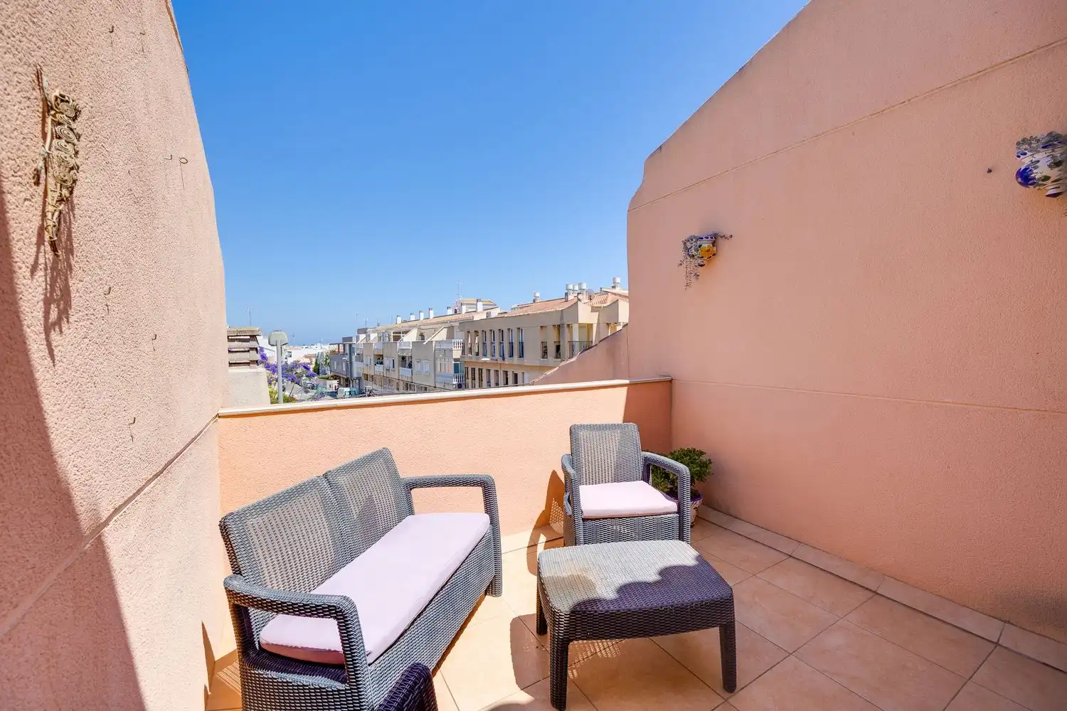 Terrasse von Einfamilien-Reihenhaus zum Verkauf in Torrevieja mit Terrasse, Balkon und Gemeinschaftspool