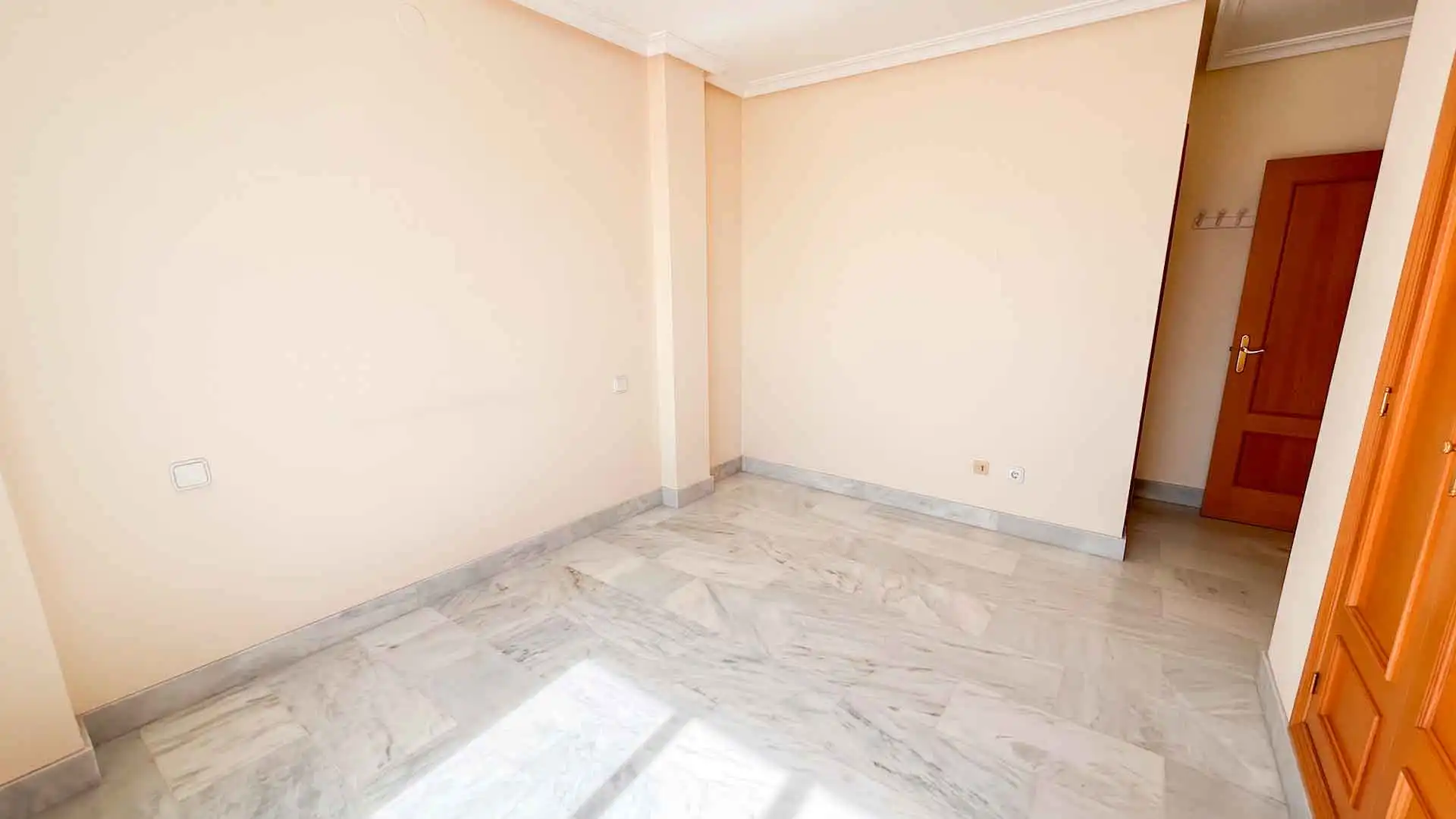 Dormitori de Apartament de lloguer en Marbella amb Terrassa, Piscina i Piscina comunitària