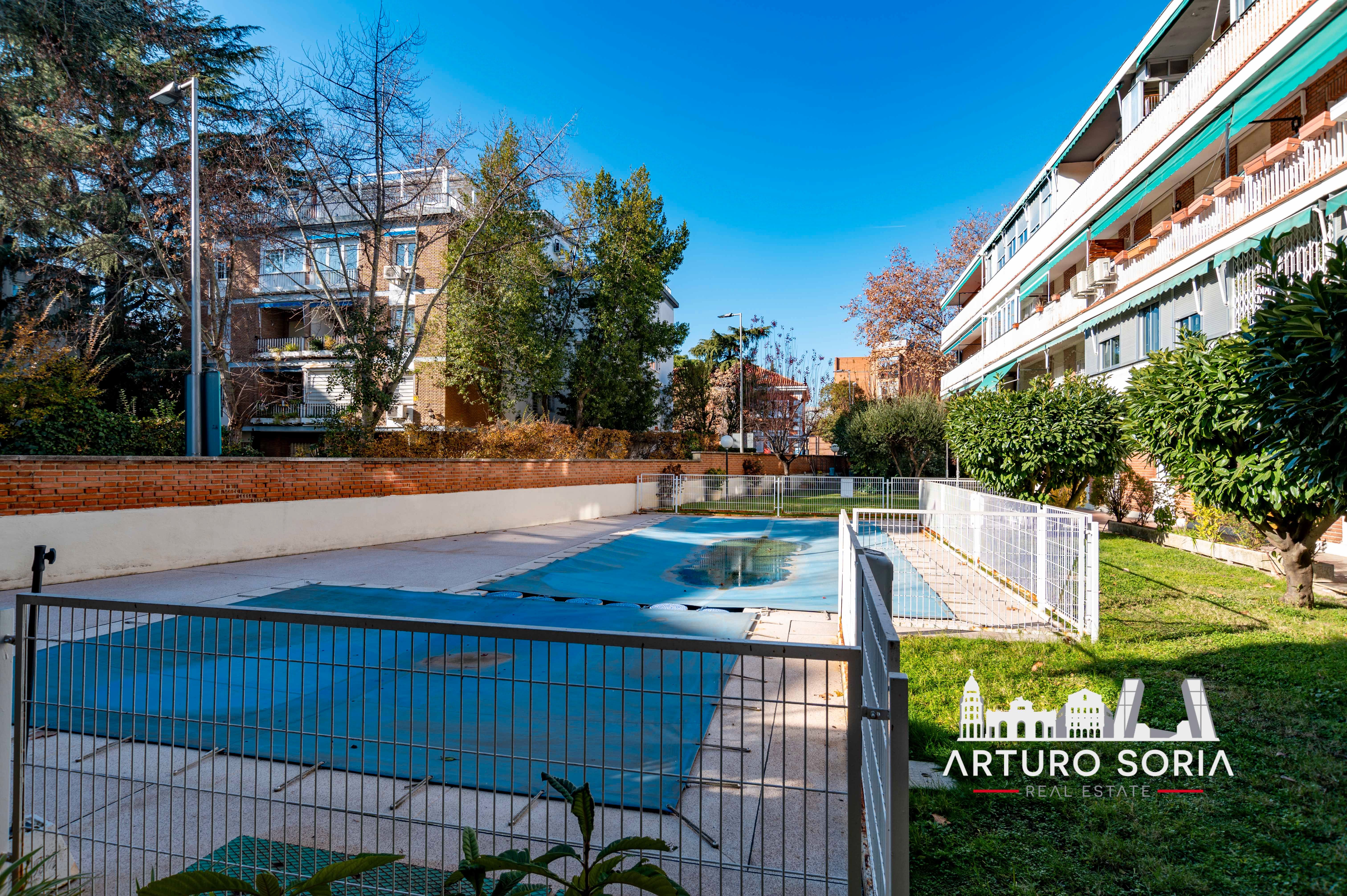 Piscina de Pis en venda en  Madrid Capital amb Calefacció, Parquet i Forn