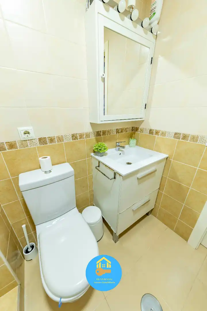 Badezimmer von Wohnung zum Verkauf in Dos Hermanas mit Klimaanlage und Abstellraum