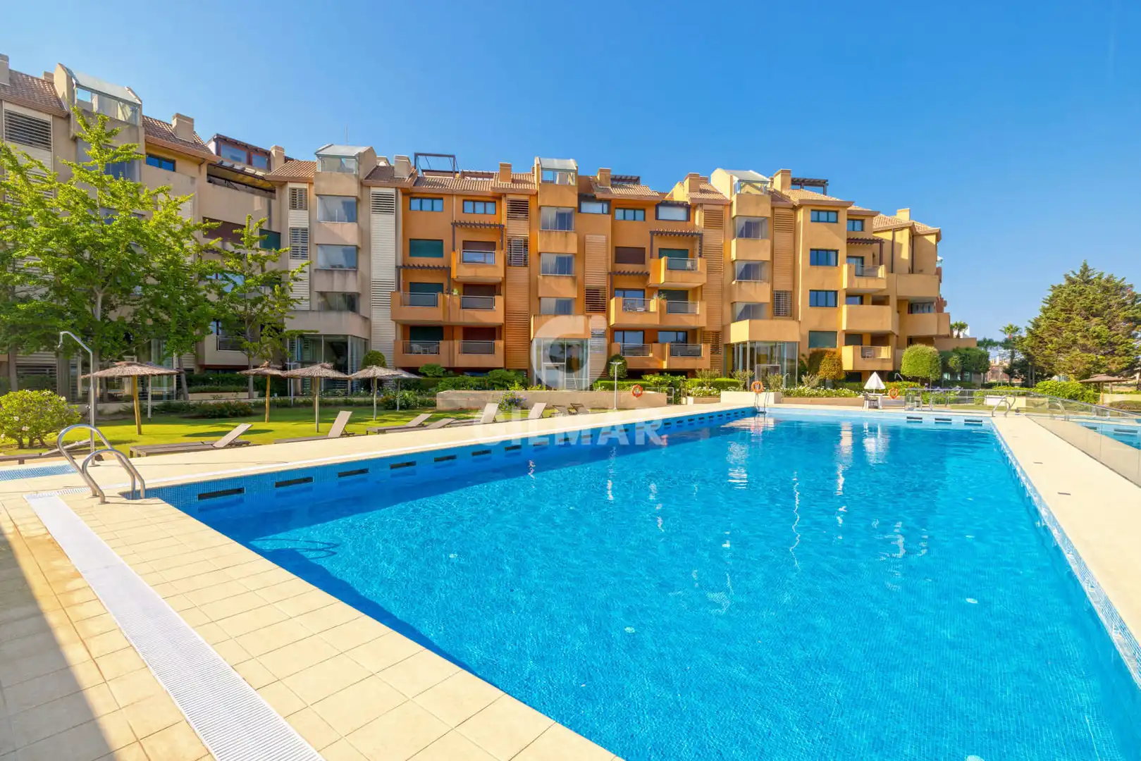 Vista exterior de Apartamento en venta en Sotogrande con Calefacción, Jardín privado y Trastero
