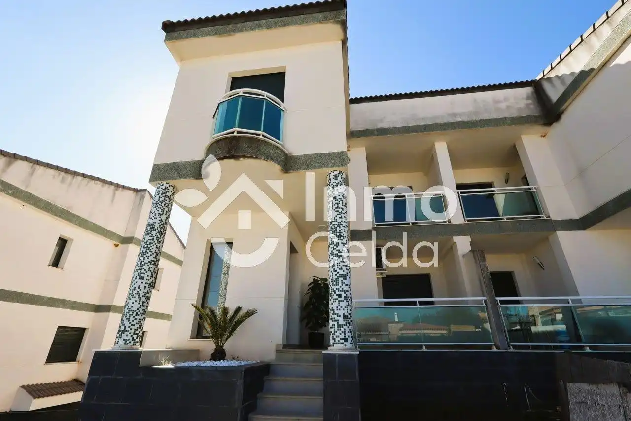 Vista exterior de Casa adosada en venta en Chiva con Aire acondicionado, Calefacción y Terraza