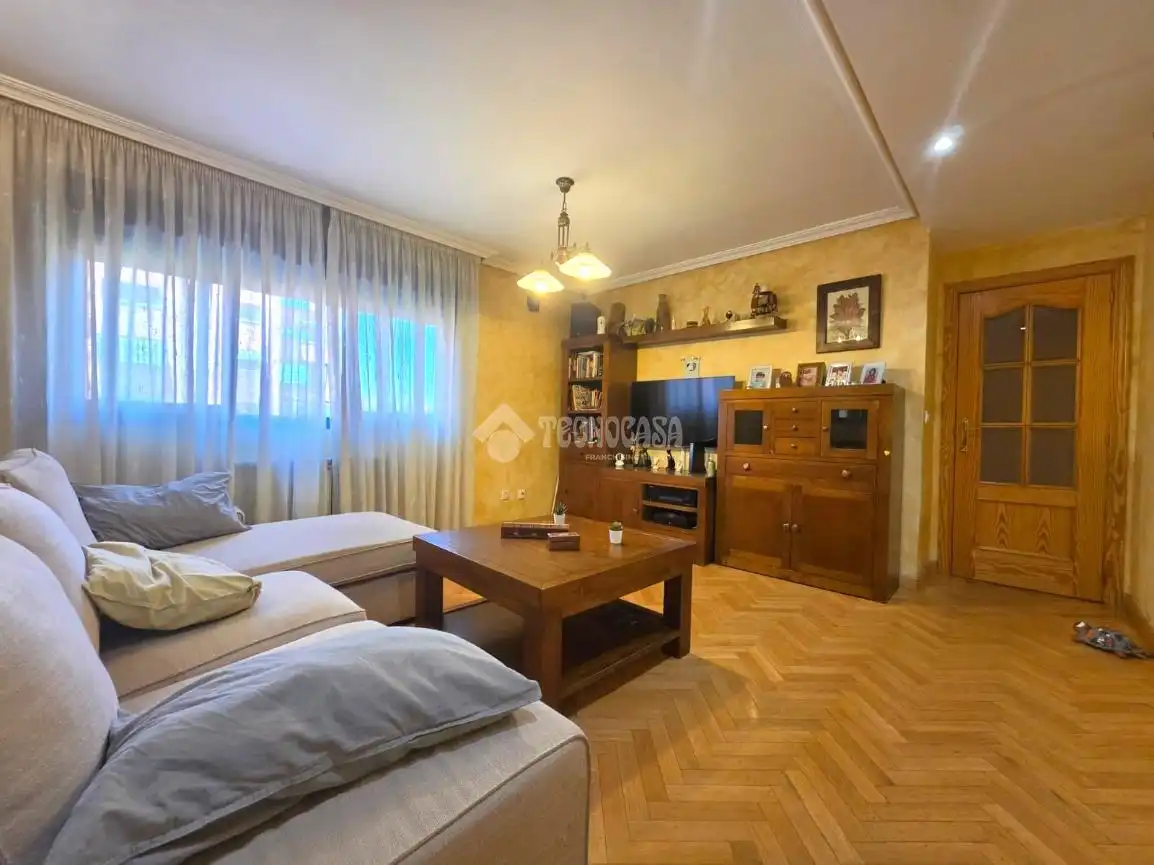 Living room of Flat for sale in Getafe  with Air Conditioner, Heating and Parquet flooring