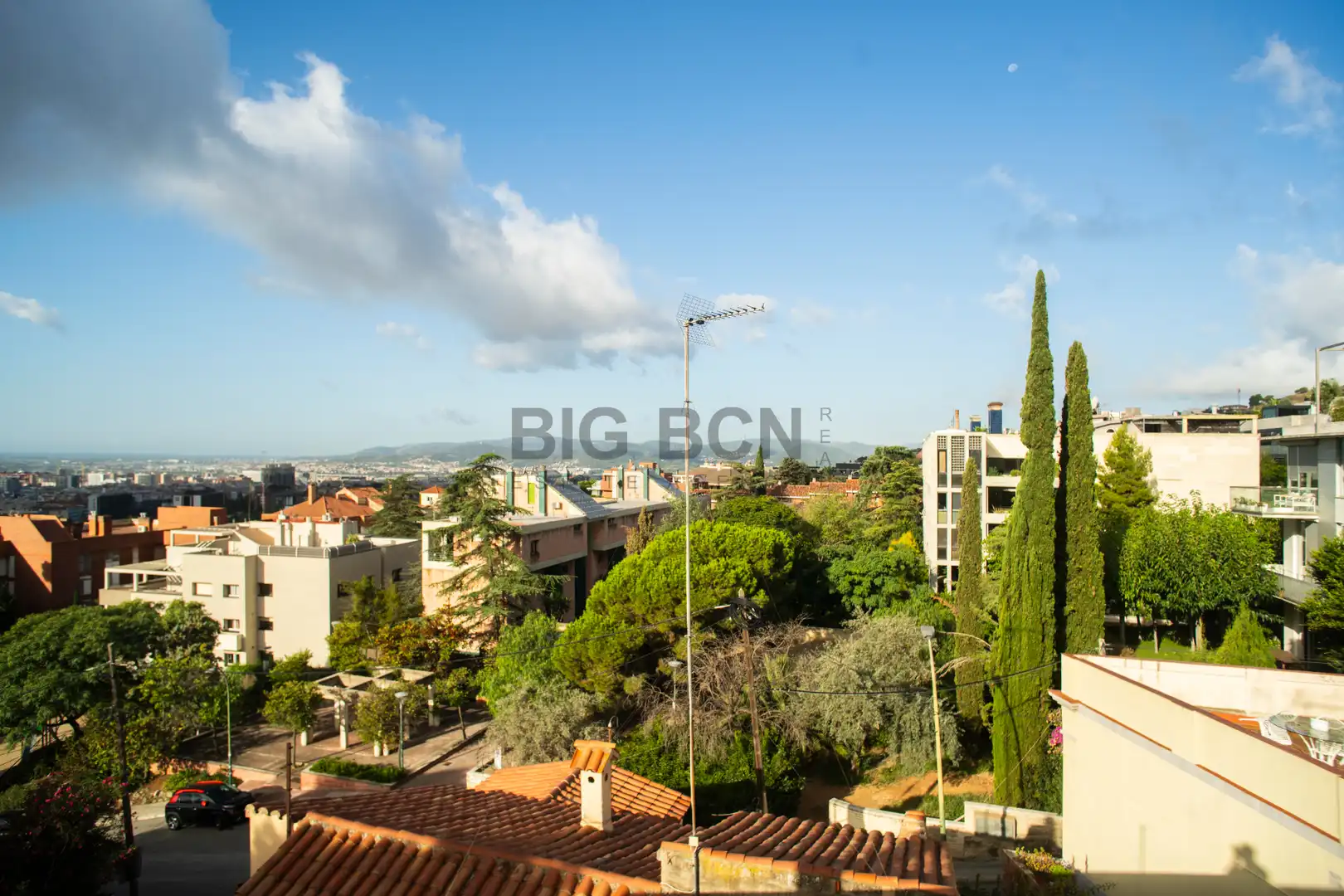 Vista exterior de Casa o chalet en venta en Esplugues de Llobregat con Aire acondicionado, Calefacción y Jardín privado