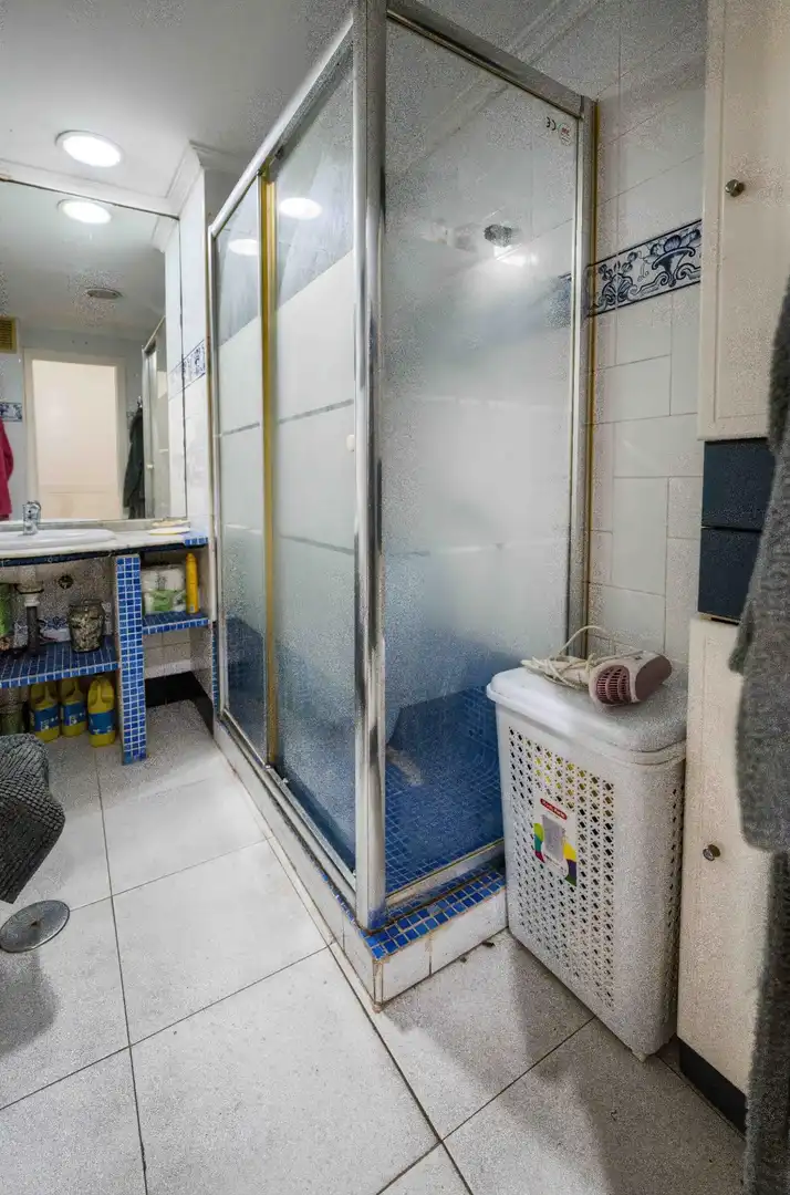 Badezimmer von Wohnung zum Verkauf in Sevilla mit Klimaanlage, Heizung und Abstellraum