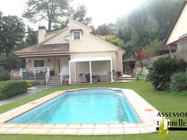 Casa amb piscina en venda a Torrelles de Llobregat