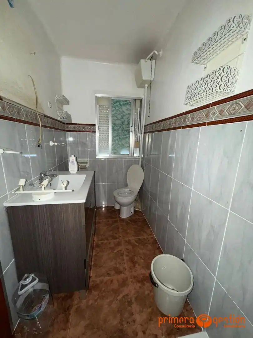 Baño de Piso en venta en Lora del Río con Trastero, Amueblado y Balcón