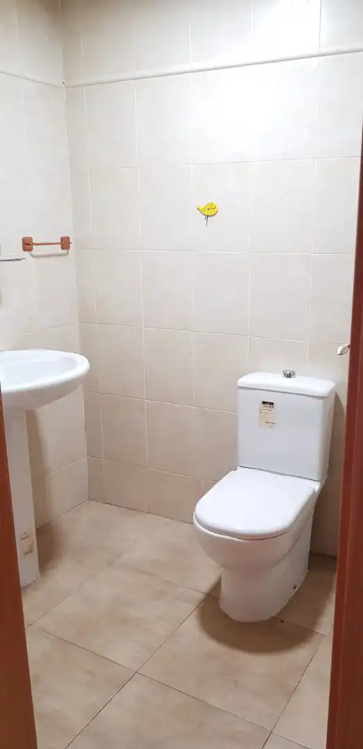 Badezimmer von Einfamilien-Reihenhaus zum Verkauf in La Gineta mit Klimaanlage, Heizung und Parkett