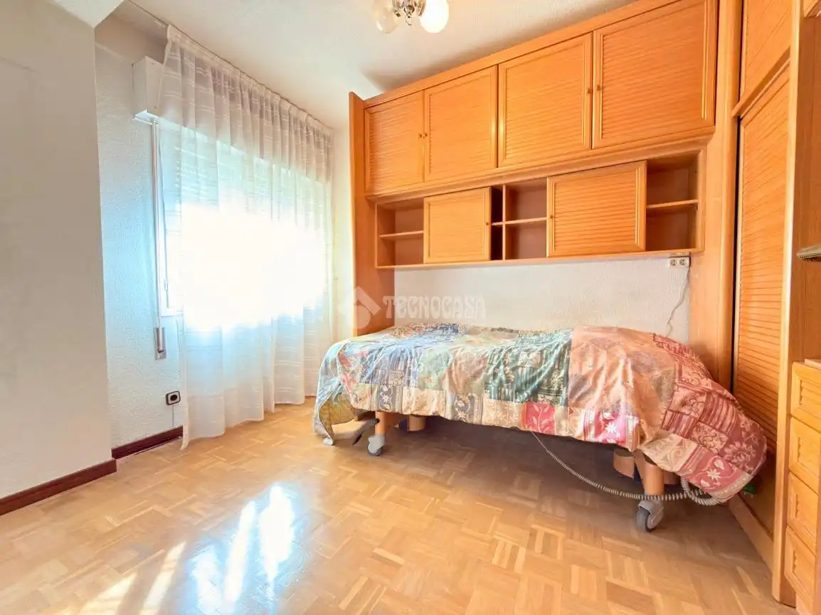 Habitación de Piso en venta en Madrid con Calefacción, Parquet y Terraza