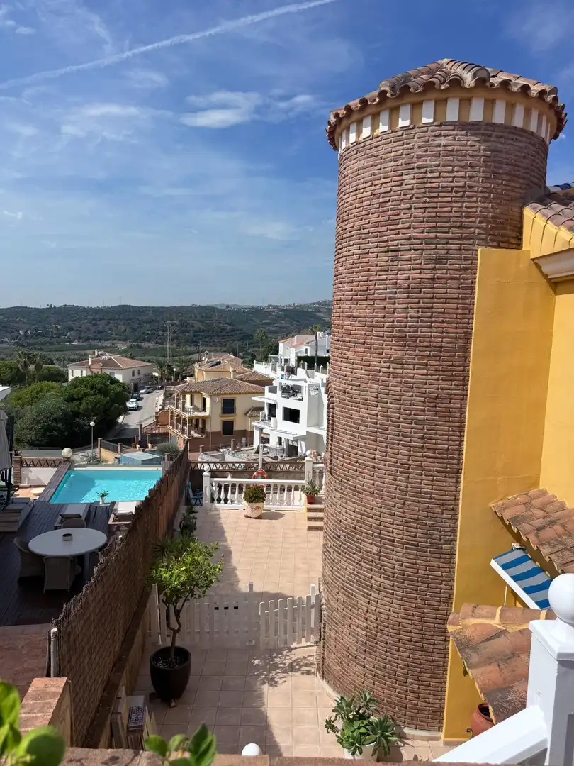 Casa aparellada amb piscina en venda a Oria
