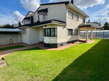Casa aparellada amb piscina en venda a Iglesia - Estación