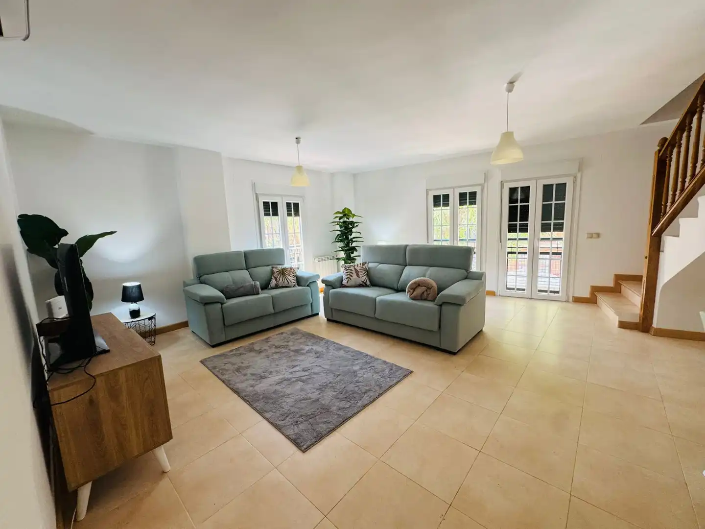 Living room of Duplexes for rent in Sevilla la Nueva  with Air Conditioner, Heating and Storage room