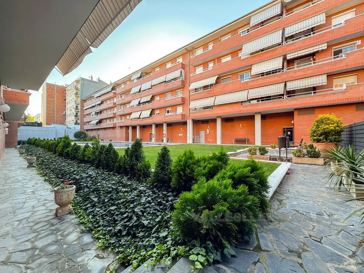 Vista exterior de Pis en venda en Mollet del Vallès amb Calefacció, Jardí privat i Piscina comunitària