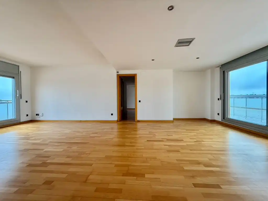 Dachboden zum Verkauf in Figueres mit Heizung, Parkett und Terrasse