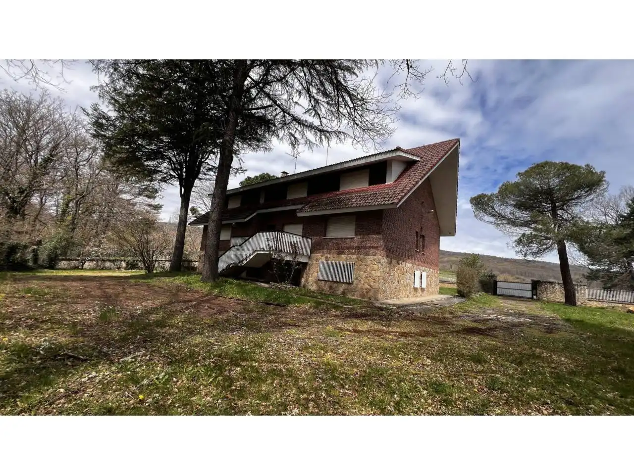 Vista exterior de Casa o xalet en venda en Merindad de Montija amb Calefacció, Jardí privat i Parquet