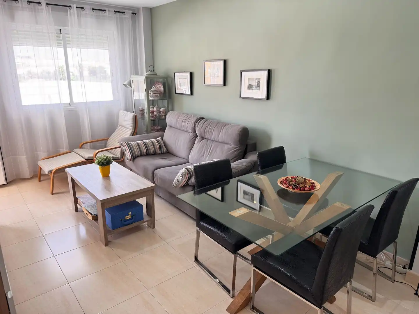 Sala d'estar de Apartament en venda en Roquetas de Mar amb Aire condicionat, Terrassa i Moblat