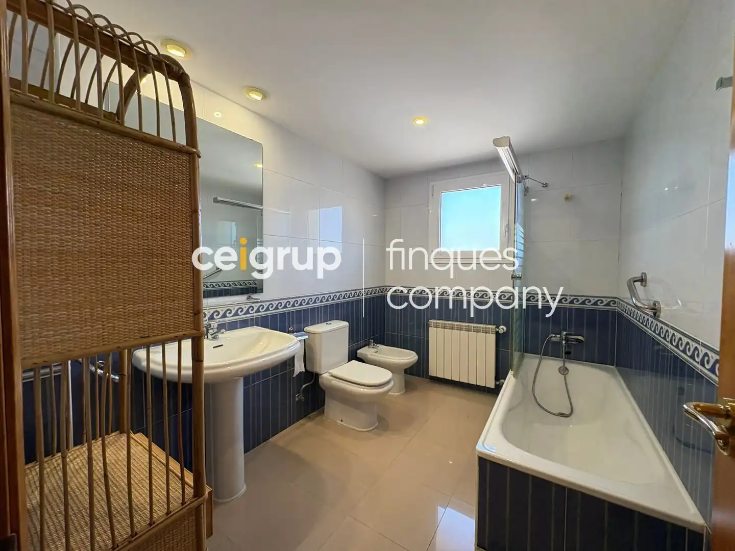 Baño de Casa o chalet de alquiler en Girona con Calefacción, Terraza y Piscina
