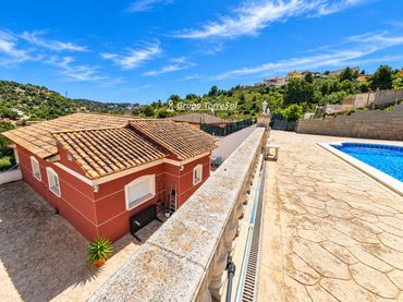 Xalet amb piscina en venda a Los Jardines-Els Rosers