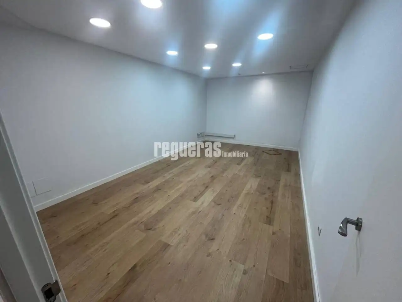 Business premises to rent in Llano Ponte, imagen 3