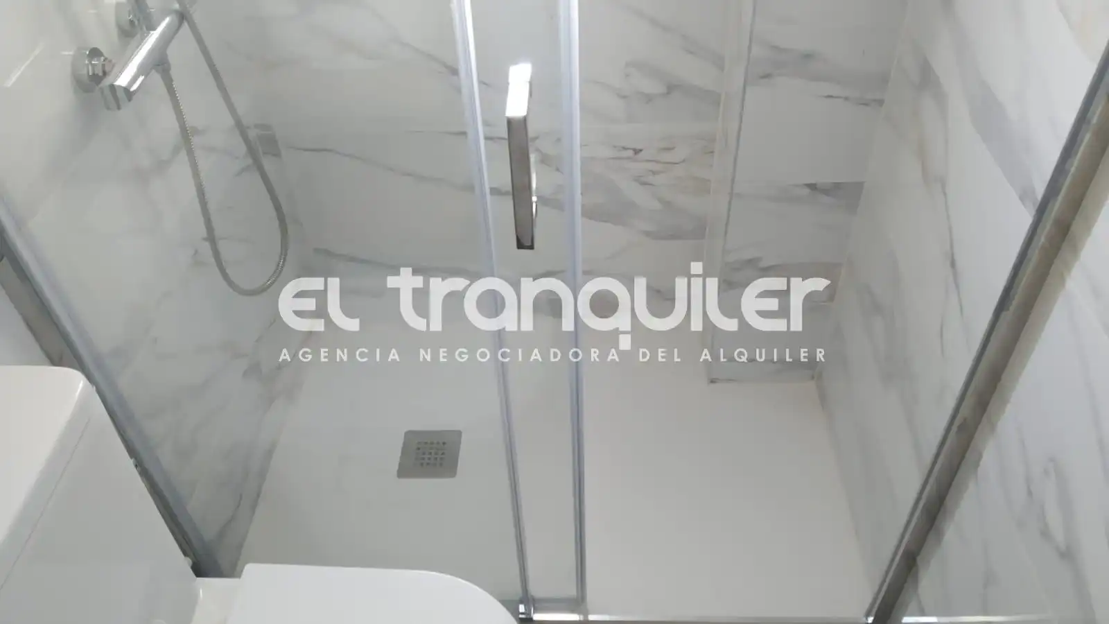 Baño de Ático de alquiler en Madrid con Aire acondicionado y Terraza