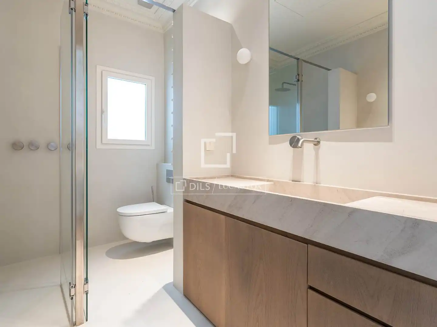 Bathroom of Attic for sale in Barcelona  with Air Conditioner, Heating and Parquet flooring