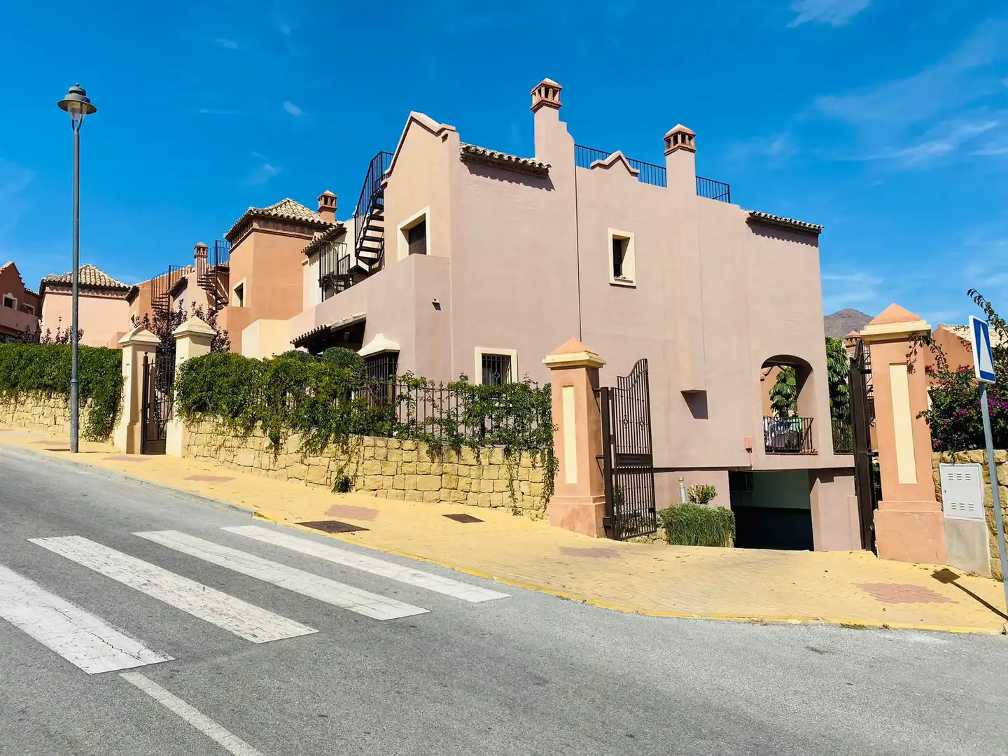 Vista exterior de Casa adosada de lloguer en Estepona amb Aire condicionat, Terrassa i Moblat