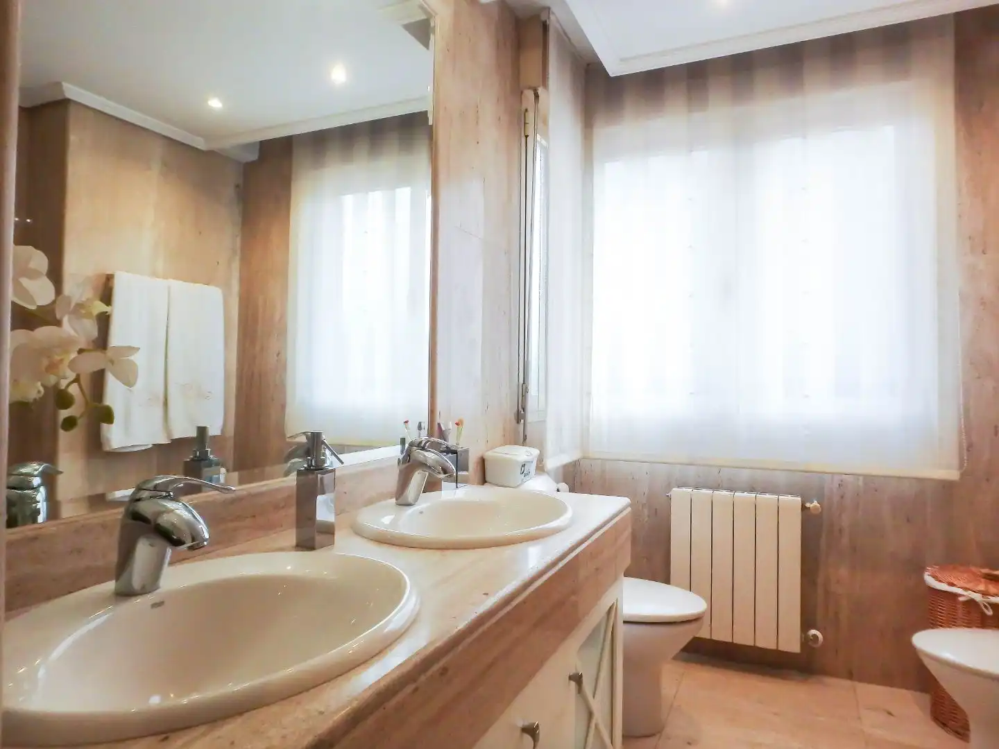 Bathroom of Ground floor for rent in Madrid  with Air Conditioner, Heating and Private garden