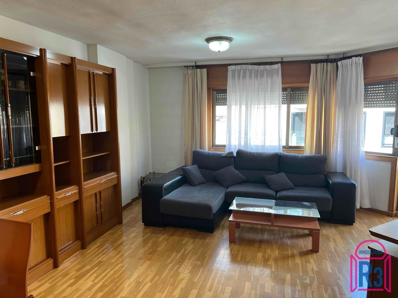 Sala d'estar de Pis en venda en León Capital  amb Calefacció, Terrassa i Traster