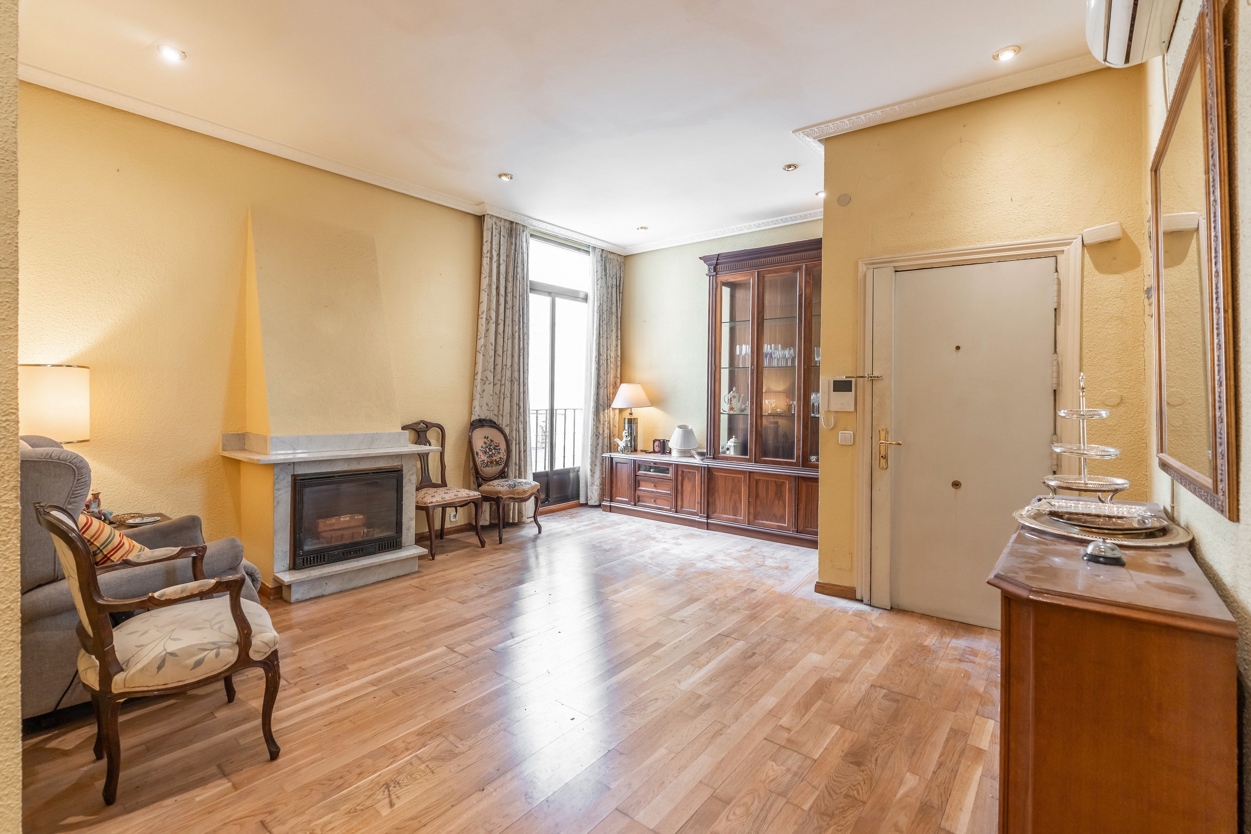 Sala d'estar de Pis en venda en  Madrid Capital amb Aire condicionat i Balcó