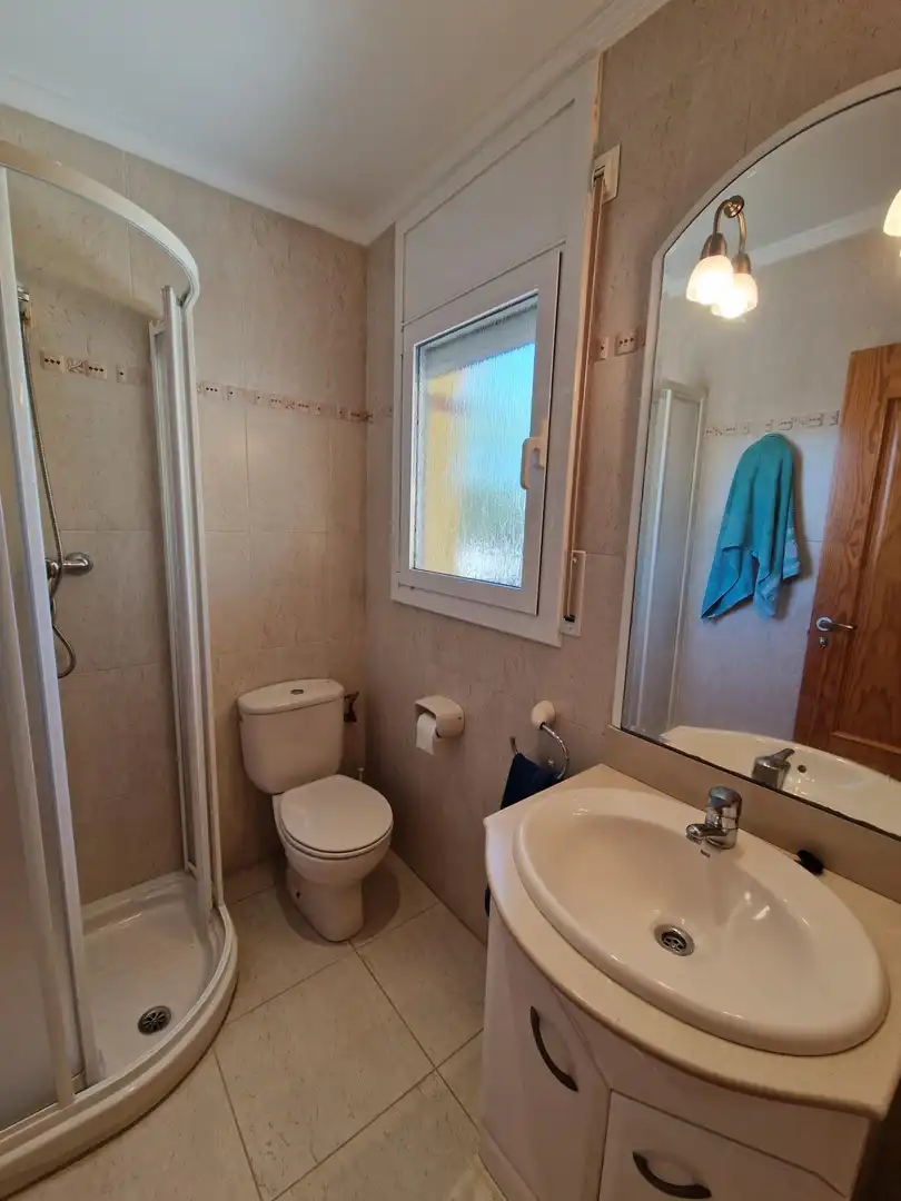 Badezimmer von Einfamilien-Reihenhaus zum Verkauf in Mont-roig del Camp mit Privatgarten, Terrasse und Möbliert