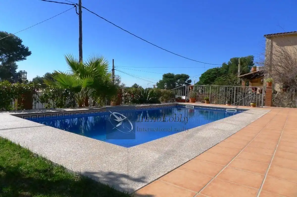 House with pool for sale in carrer Alzina 11