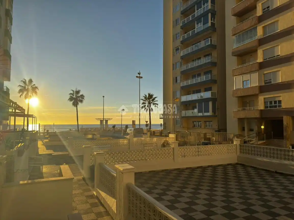 Außenansicht von Wohnung zum Verkauf in Cádiz mit Privatgarten und Terrasse