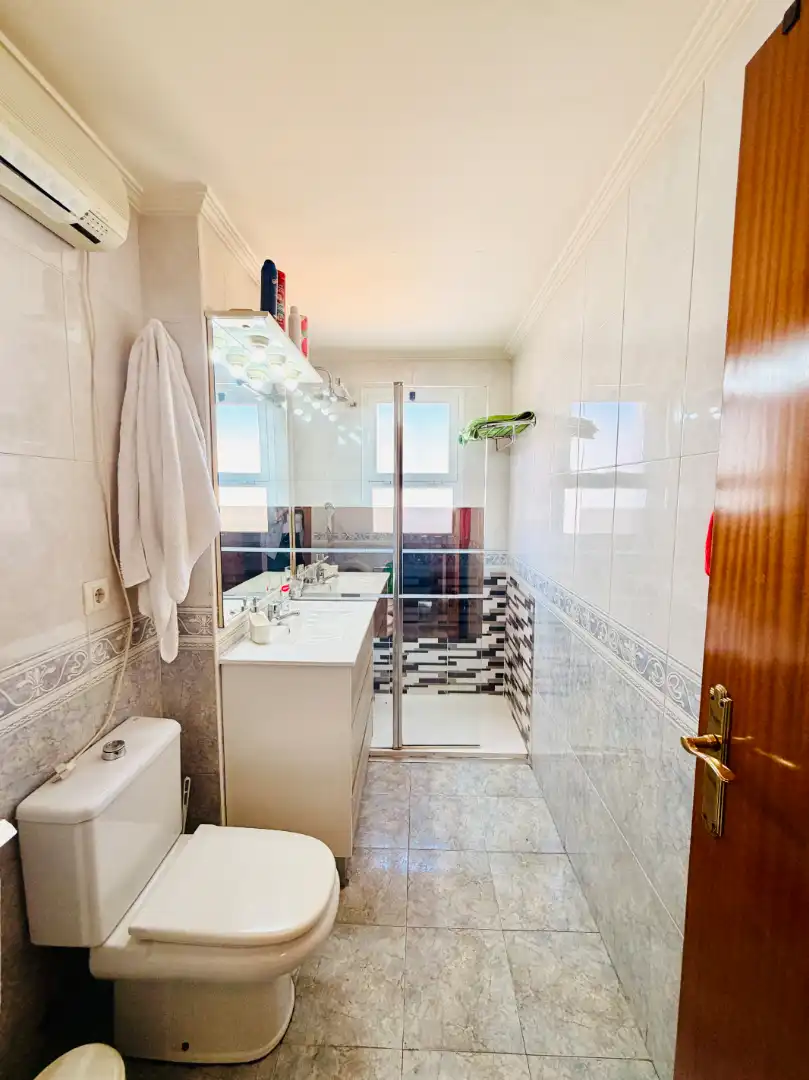 Bathroom of Flat for sale in Sevilla  with Air Conditioner and Terrace