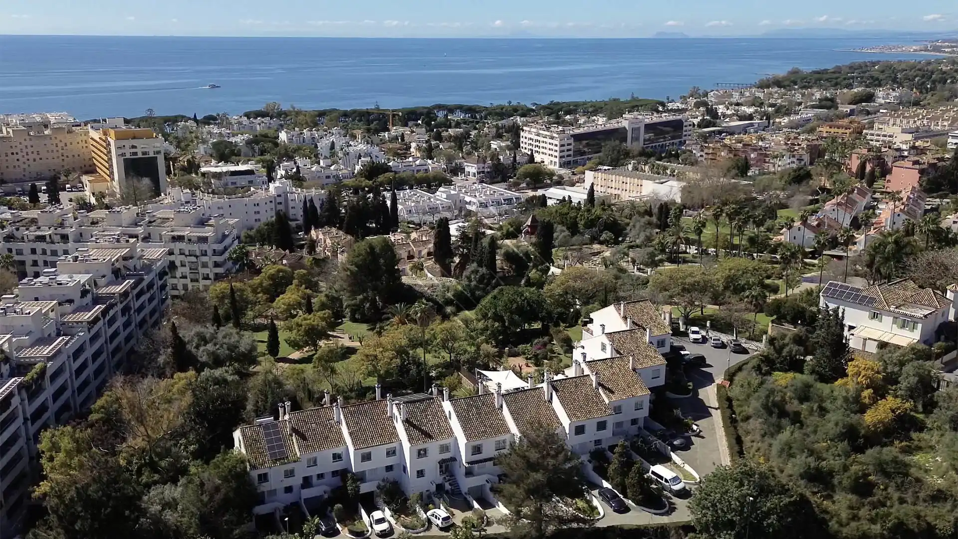 Vista exterior de Casa o xalet en venda en Marbella amb Aire condicionat, Jardí privat i Terrassa