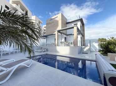 Detached house with balcony for sale in Orihuela Costa