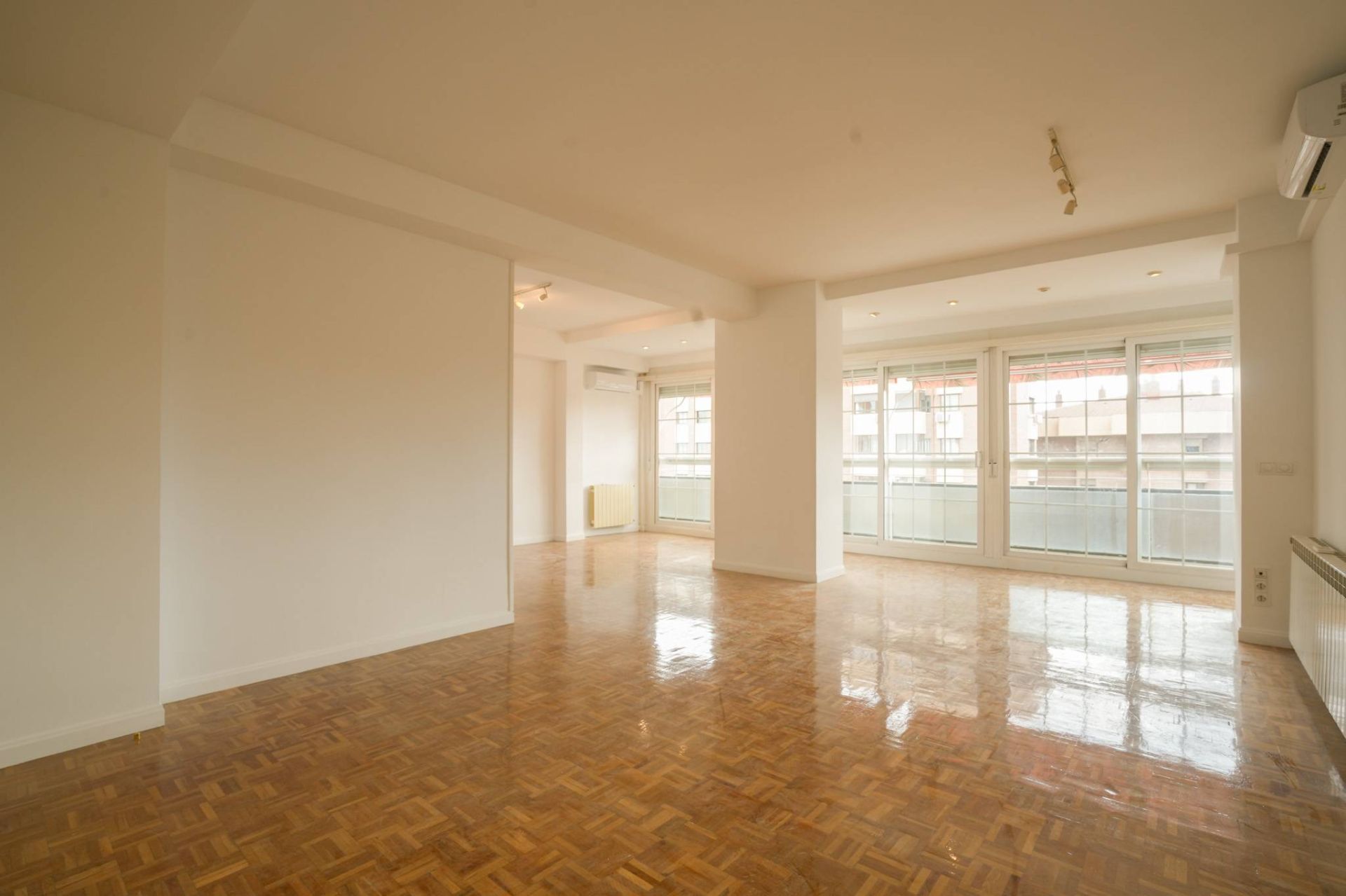 Sala d'estar de Pis de lloguer en  Madrid Capital amb Aire condicionat, Calefacció i Piscina comunitària